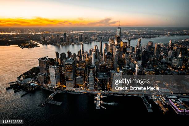 goldener stunde moment von lower manhattan, nyc, von einem hubschrauber über den east river geflogen - new york city center stock-fotos und bilder