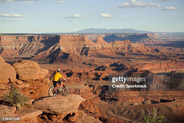 ciclismo de montaña en el parque nacional de canyonlands moab utah,, - moab utah fotografías e imágenes de stock