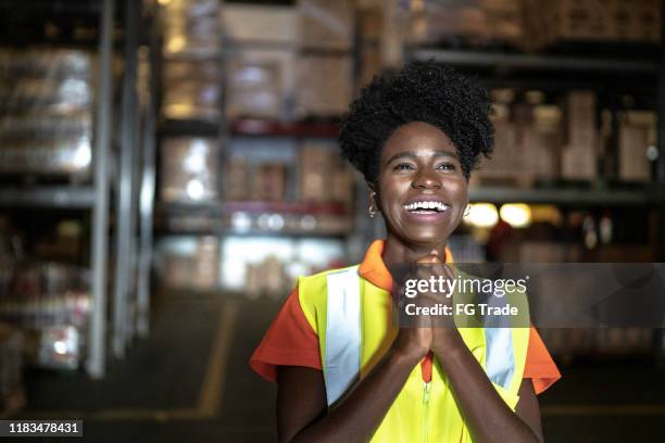 dankbaar jonge vrouw worker bij warehouse - dream deliveries stockfoto's en -beelden