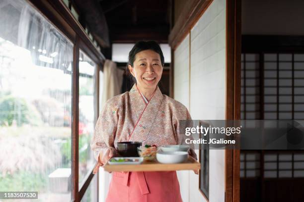 ritratto di padrona di casa in un tradizionale ryokan giapponese (hotel) - ryokan foto e immagini stock