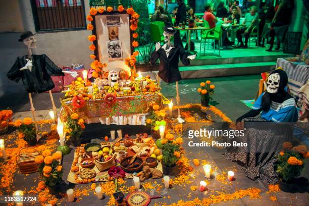 mexiko - tag der toten - dia de muertos - altar - ofrenda - religiöse opfergabe stock-fotos und bilder