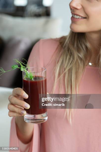 micro greens drinken - beetroot juice stockfoto's en -beelden