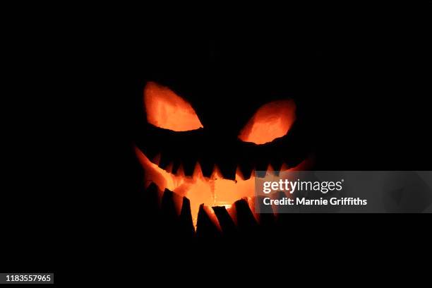 illuminated pumpkin - happy halloween stock-fotos und bilder