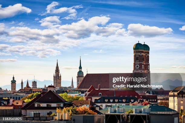 skyline with frauenkirche, st. peter church, new town hall and mountain range in the background, munich, bavaria, germany - catedral de múnich fotografías e imágenes de stock
