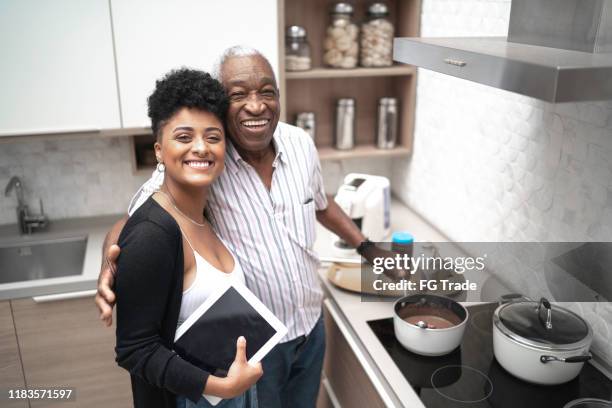 retrato de um avô e de uma neta que cozinham o chocolate em casa - instruções - fotografias e filmes do acervo