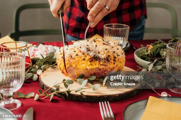 hombre cortando jamón de navidad - swedish culture fotografías e imágenes de stock