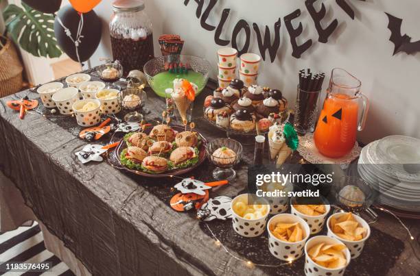 halloween-essen-tisch - snacks stock-fotos und bilder