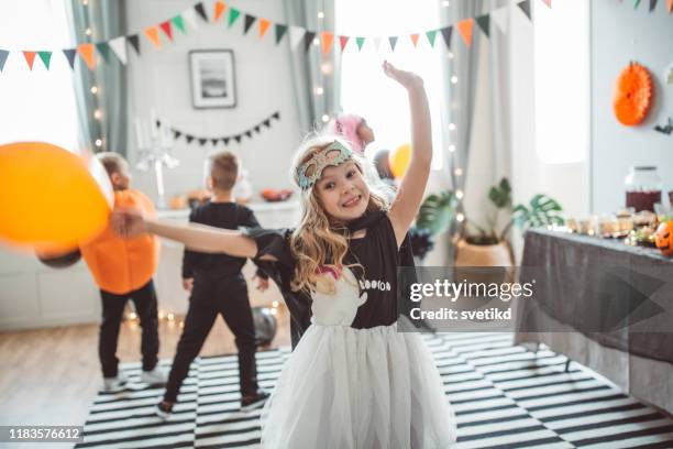 kinder tanzen auf halloween-party - child playing dress up stock-fotos und bilder