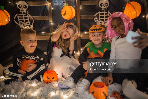 kinderen op halloween tent partij - hiding from selfie stockfoto's en -beelden