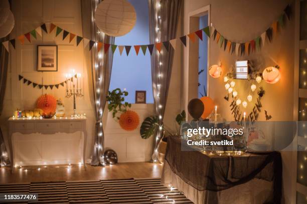 halloween voedsel tabel - house decoration stockfoto's en -beelden