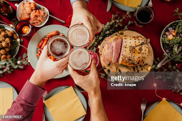 comida navideña smorgasbord personas tostadas en cerveza - beer fotografías e imágenes de stock