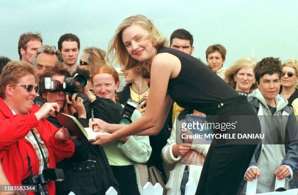 L'actrice américaine, Hope Davis, du film "Next stop wonderland" du réalisateur Brad Anderson, pose pour les photographes, le 10 septembre à...
