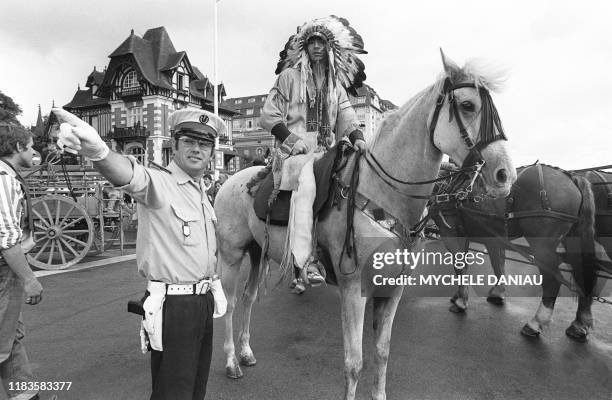 Pour la présentation du film de Robert Altman "Buffalo Bill et les Indiens" projeté dans le cadre du Festival du Cinéma Américain à Deauville, un...