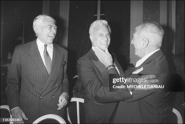 L'acteur américain Tony Curtis et l'acteur américain James Coburn plaisante avec l'acteur américain Richard Brooks lors du Festival de Cinema...