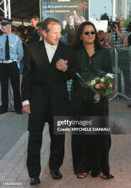 L'acteur américain Robin Williams et son épouse posent pour les photographes, le 08 septembre 1999 à Deauville, avant de participer à la soirée...