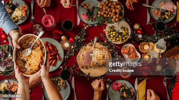 typisch zweeds scandinavisch kerst eten smörgåsbord - finger food stockfoto's en -beelden