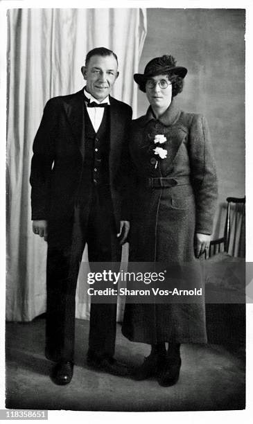 wedding couple - 1930s era stock pictures, royalty-free photos & images