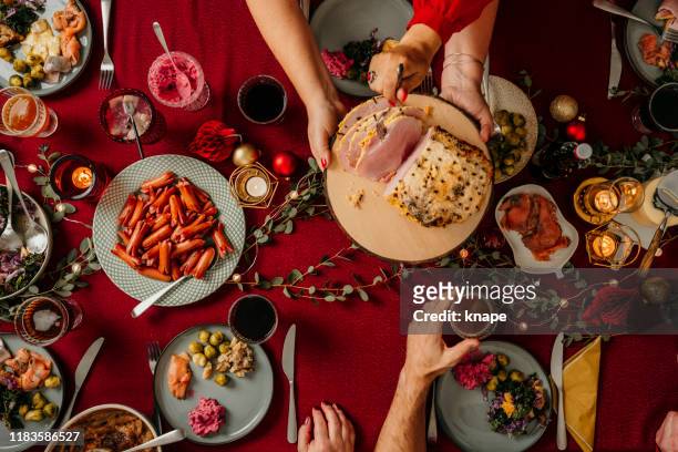 weihnachten essen smorgasbord - weihnachtstisch stock-fotos und bilder