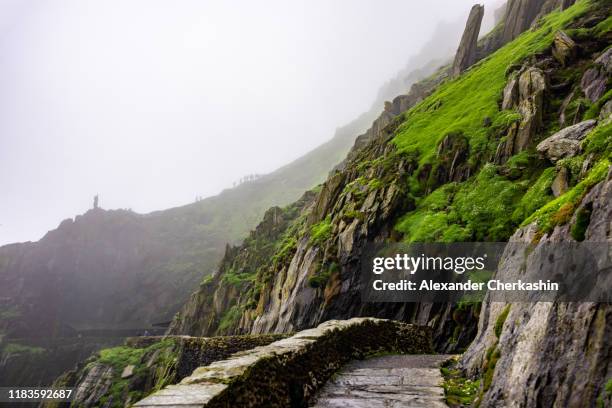 hiking on skellig michael in the fog - skellig michael 個照片及圖片檔