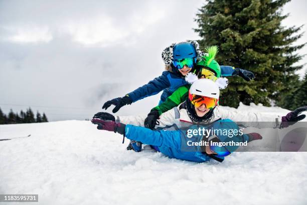 la familia del esquí se divierte el día de invierno - funny snow skiing fotografías e imágenes de stock