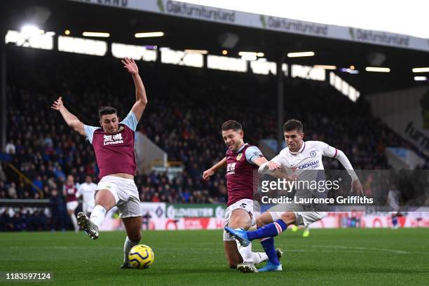 Christian Pulisic of Chelsea scores his team's first goal during the Premier League match between Burnley FC and Chelsea FC at Turf Moor on October...