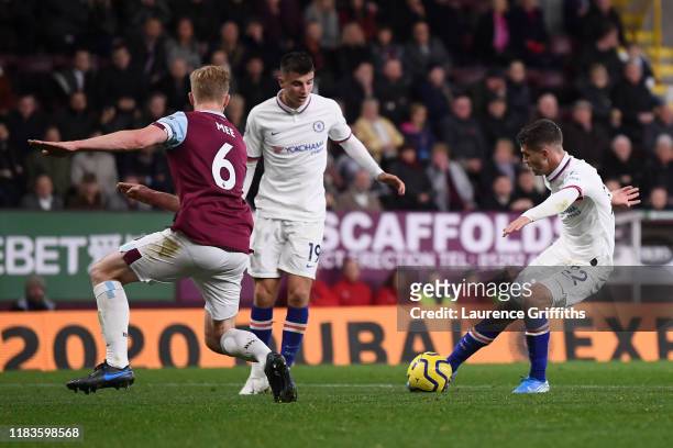 Christian Pulisic of Chelsea scores his team's second goal during the Premier League match between Burnley FC and Chelsea FC at Turf Moor on October...