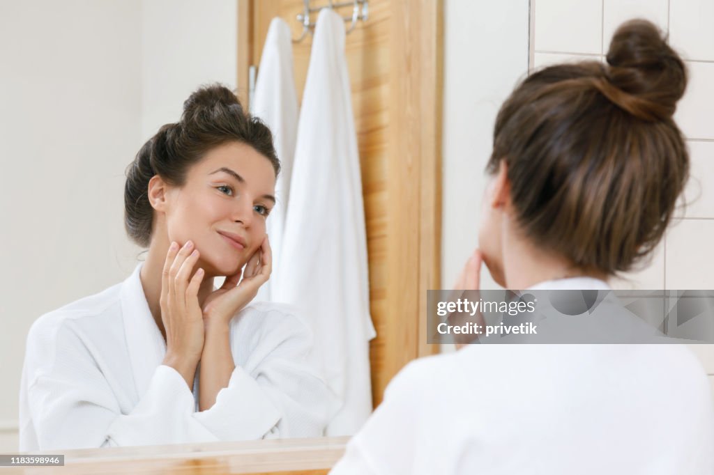 Jonge vrouw op zoek naar de spiegel