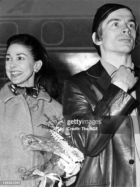 Dame Margot Fonteyn and Rudolf Nureyev arrive in Melbourne by air for their season starting at the Palais Theatre in St. Kilda.