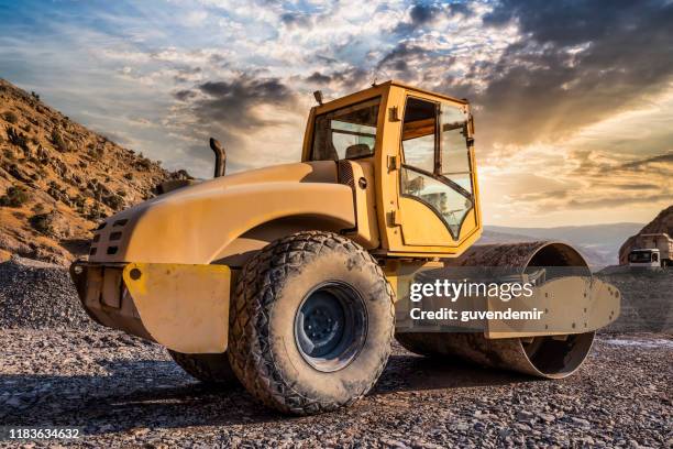 máquina do compactador do rolo que trabalha no por do sol - compressor veículo terrestre comercial - fotografias e filmes do acervo