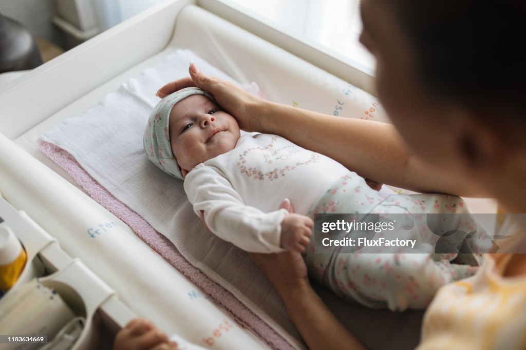 Matriz que acaricia seu bebê pequeno