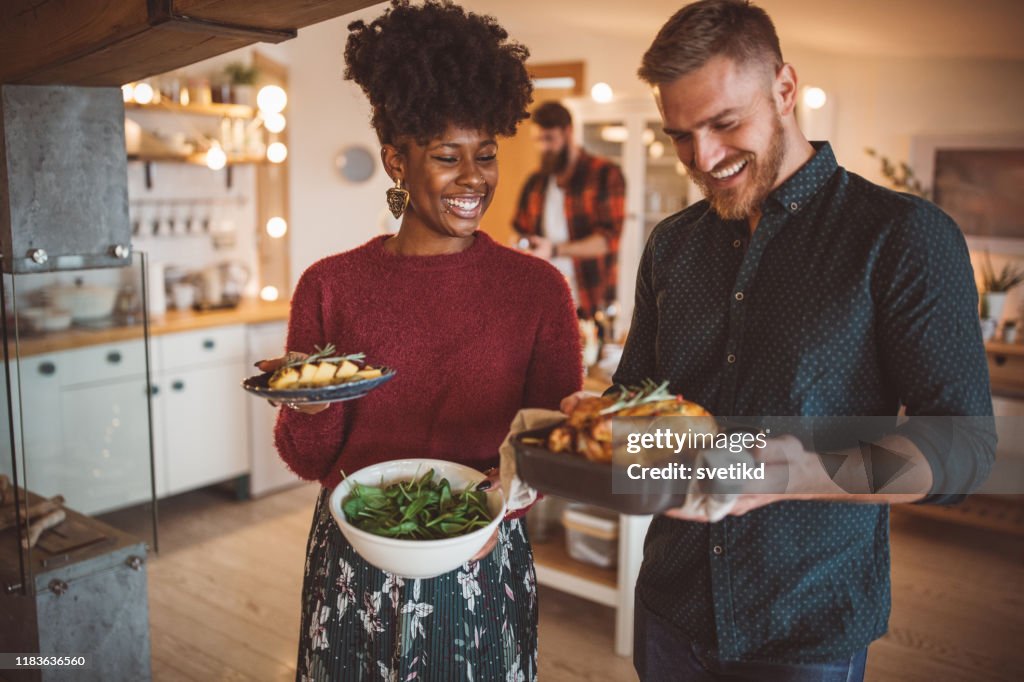 Förberedelse bord för nyårsmiddag