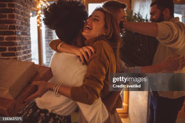 amis se rassemblant pour la partie de nouvel an - welcome home photos et images de collection