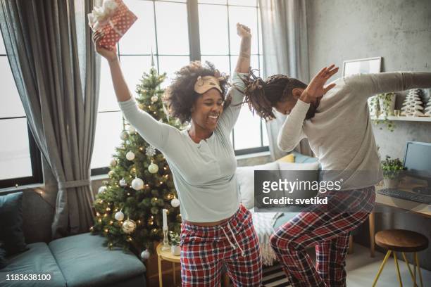 kerst presenteert ruilen - pyjama stockfoto's en -beelden