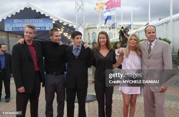 Le producteur Craig Perry, les acteurs Jason Biggs, Seann William Scott, Shannon Elisabeth et Tara Reid posent, le 02 septembre 2001 devant le C.I.D...