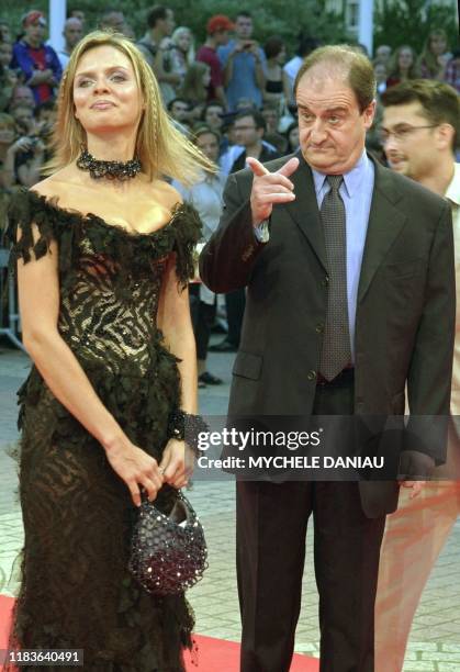 Le président du festival, Pierre Lescure, ex-président de Canal + SA et Sylvie Tellier, Miss France 2002, arrivent, le 30 août 2002 devant la salle...