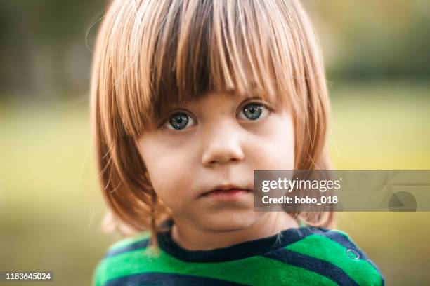 schattige blonde kind - blue eye stockfoto's en -beelden