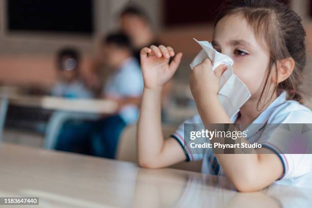 preescolar limpiando la nariz con tejido - haemophilus influenzae fotografías e imágenes de stock