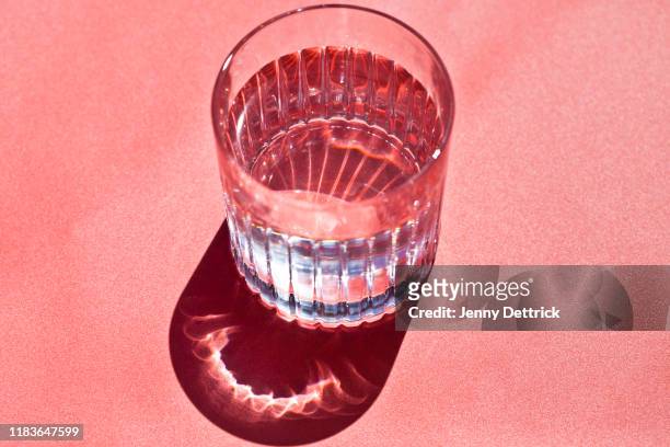 glass of water - vaso fotografías e imágenes de stock