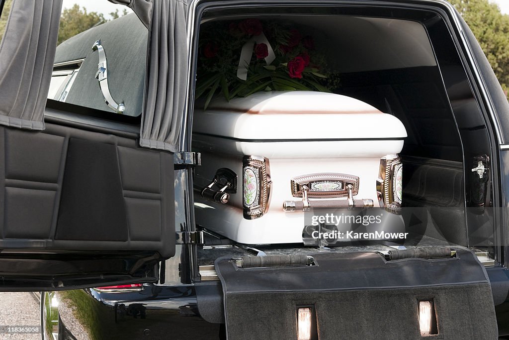 Casket en coche fúnebre