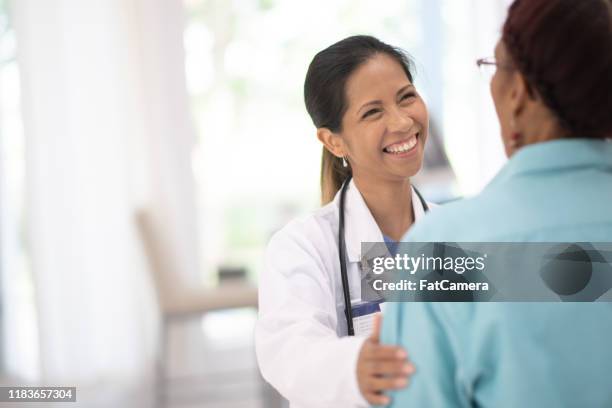 un'anziana donna nel suo ufficio medici ricevere una foto d'archivio check-up - gerontology foto e immagini stock