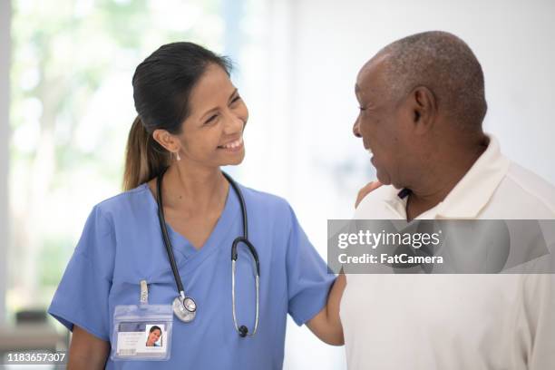 un anziano signore nel suo ufficio medici ricevendo una foto d'archivio check-up - gerontology foto e immagini stock