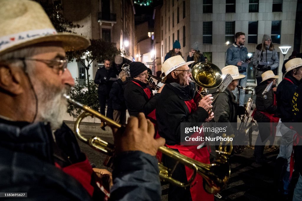 Traditional torchlight march followed by the breakthrough of the