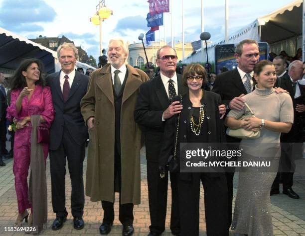 L'acteur et réalisateur américain Clint Eastwood et sa femme, aux côtés des acteurs et de leurs femmes Donald Sutherland, James Garner, Tommy Lee...