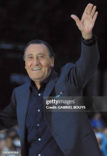 Italian star Alberto Sordi salutes before the presentation of Woody Allen's film " The Curse of the Jade Scorpion" in competition at the 58th...