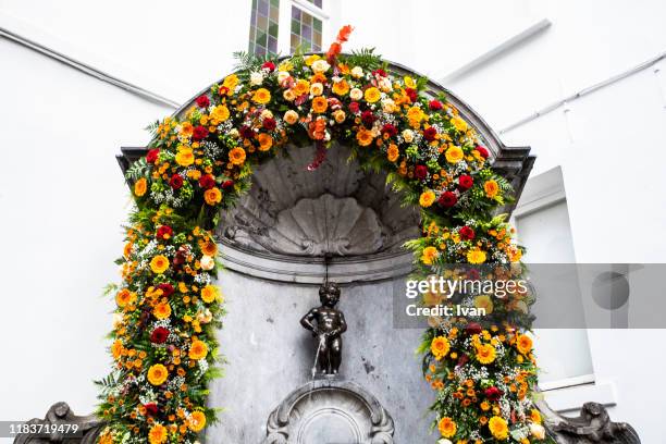 manneken pis statue, the symbol of brussels - mannekin pis imagens e fotografias de stock