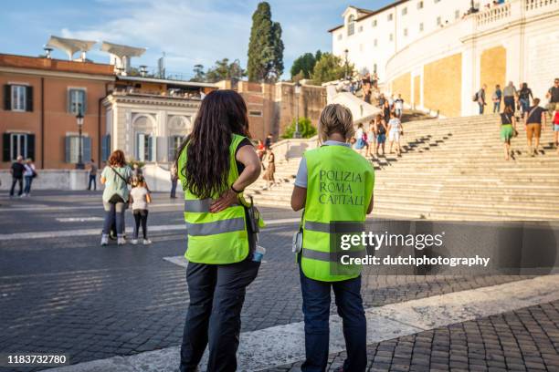 politieagenten met gele hesjes uniform met tekst polizia roma capitale - verkeerspolitie stockfoto's en -beelden
