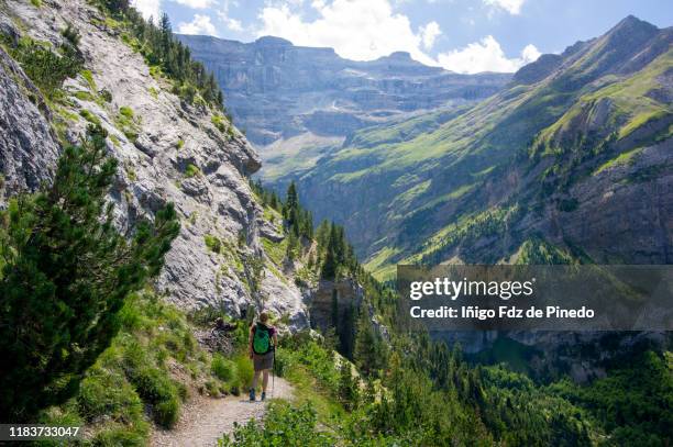 gavarnie- gèdre, occitania, ordesa y monte perdido national park, france. - pyrenees stock-fotos und bilder