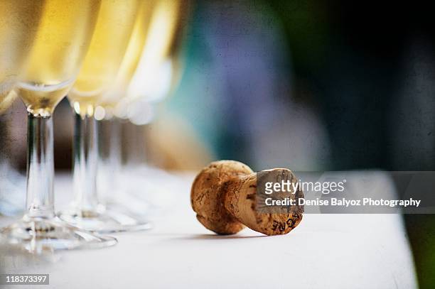 champagne cork and glasses - kurk drankenbenodigdheden stockfoto's en -beelden