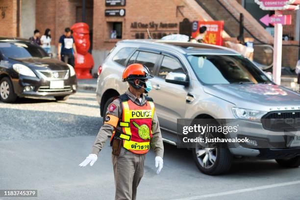 la policía de tráfico tailandesa es voluntaria en el trabajo en chiang mai - traffic police officer fotografías e imágenes de stock