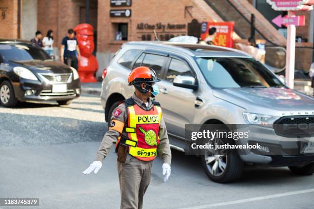 thai traffic politie vrijwilliger aan het werk in chiang mai - verkeerspolitie stockfoto's en -beelden